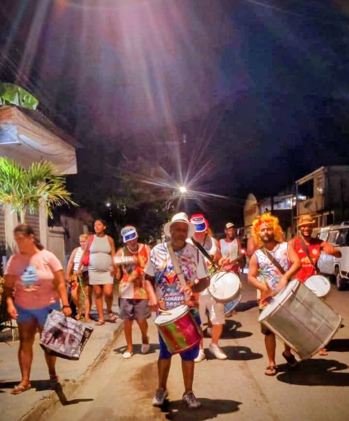 Cortejo de tambores em desfile noturno
