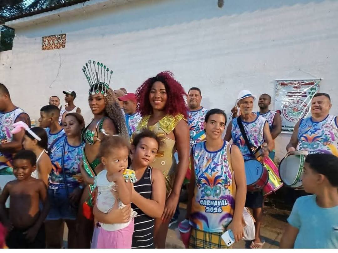 Integrantes do Rosa do Valverde uniformizados para o Carnaval 2026
